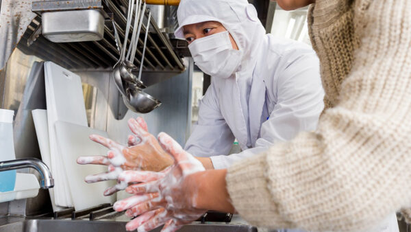 この時季にも潜む食中毒のリスクを、正しい手洗いで防止！